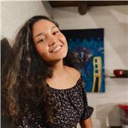 10 años formándome como actriz, actualmente estudio en la ESAD de Málaga. Tengo experiencia como profesora de teatro para niños.